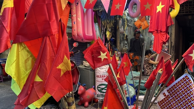 TP. Hồ Chí Minh: Cờ Tổ quốc, áo in hình sao vàng đắt hàng dịp 30/4
