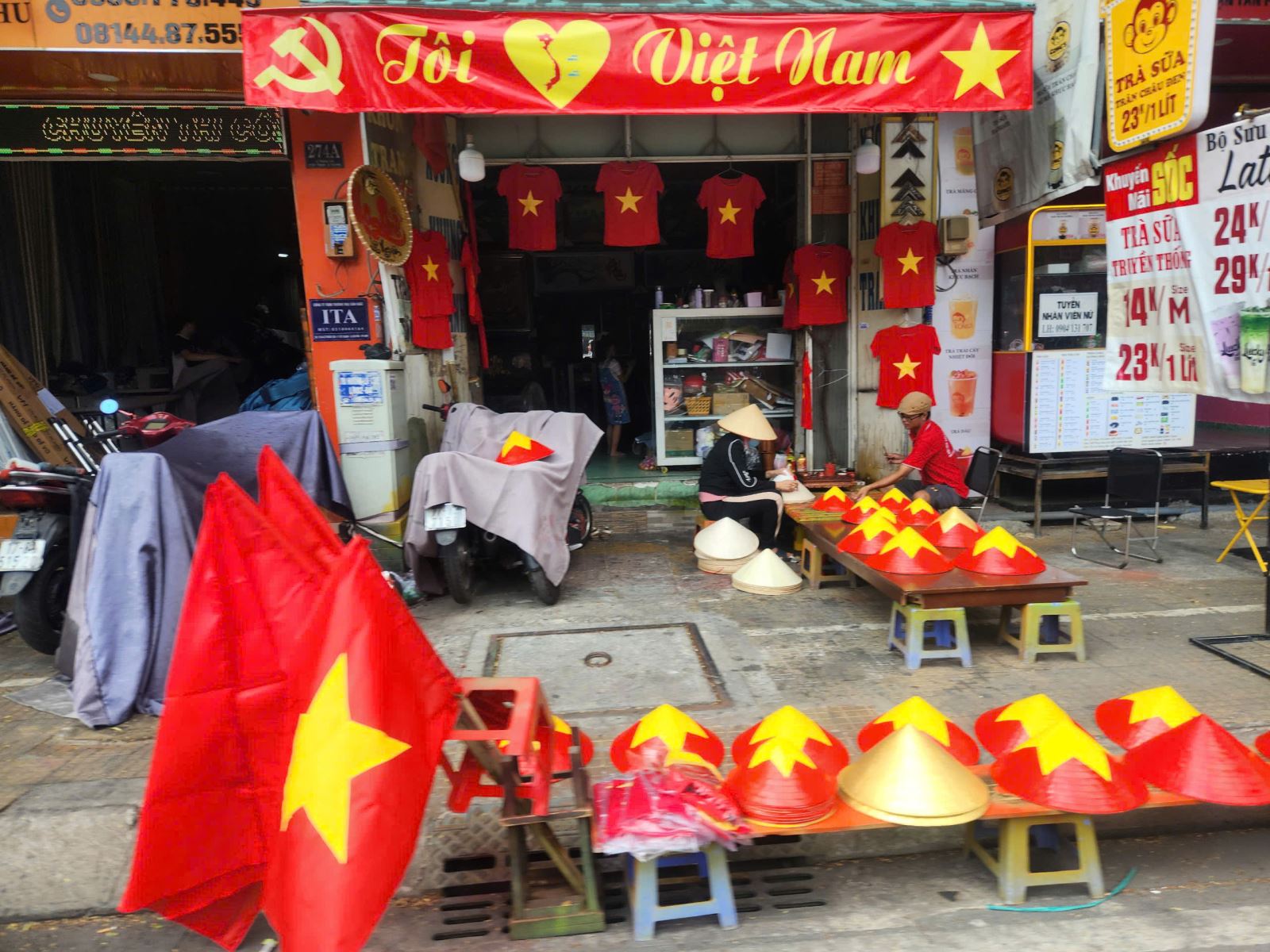 TP. Hồ Chí Minh: Cờ Tổ quốc, áo in hình sao vàng đắt hàng dịp 30/4 Chú thích ảnh