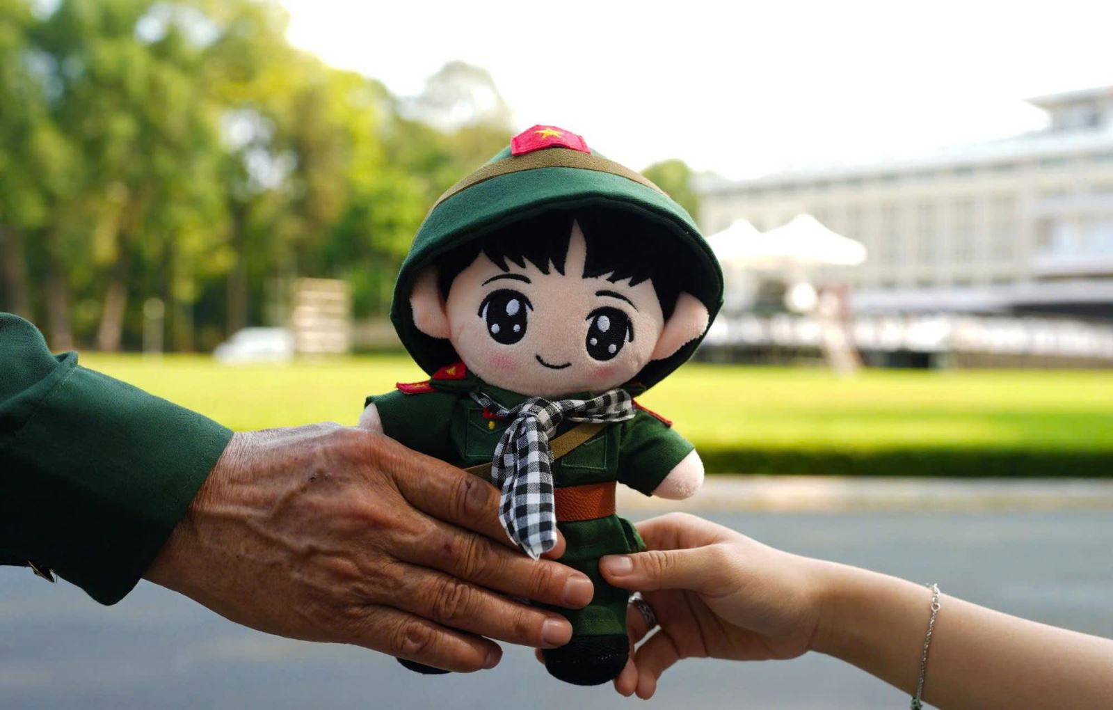 TP. Hồ Chí Minh: Cờ Tổ quốc, áo in hình sao vàng đắt hàng dịp 30/4 Chú thích ảnh