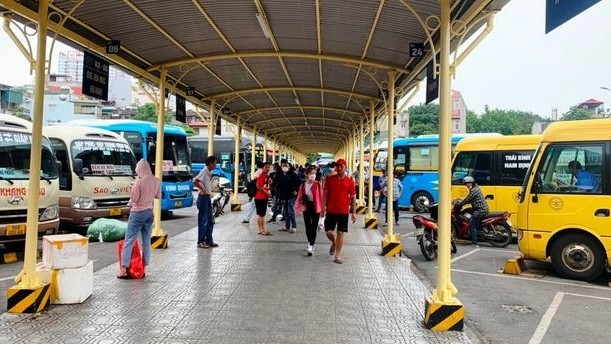 Vé máy bay nhiều chặng hết chỗ, tàu hỏa và xe khách vẫn còn ghế trống dịp 30/4