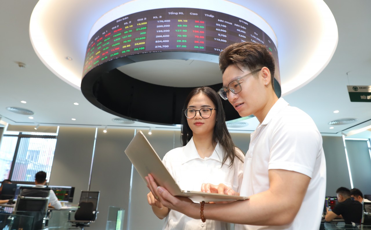 Chứng khoán ngày 18/6: Giằng co tại vùng đỉnh, VN-Index chưa thể bứt phá