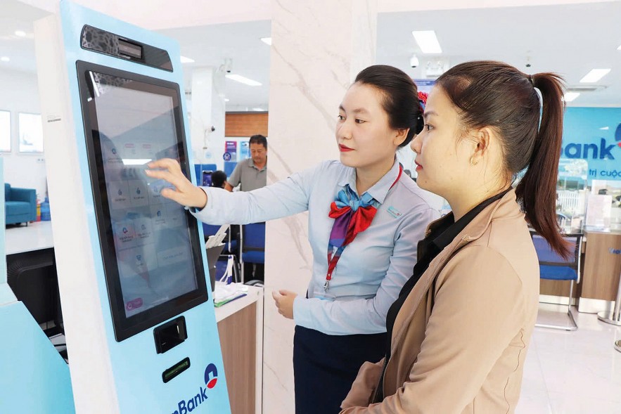 Công nghệ “lên ngôi”, nhân sự ngân hàng vào vòng xoáy tái cấu trúc