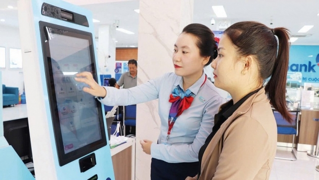 Công nghệ “lên ngôi”, nhân sự ngân hàng vào vòng xoáy tái cấu trúc