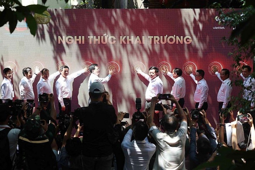 Đại biểu thực hiện nghi thức khai trương Trung tâm Báo chí phục vụ đại lễ 30/4. Ảnh Lê Toàn