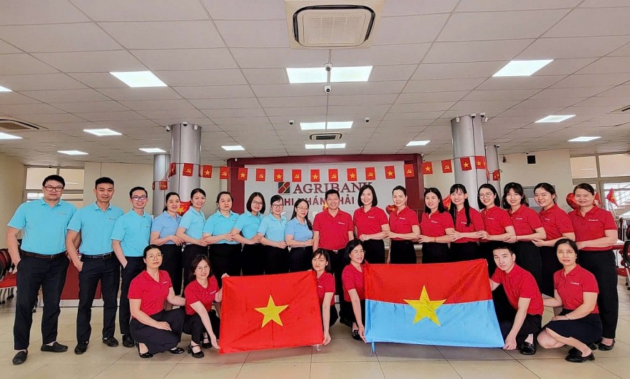 Agribank - Dấu ấn niềm tin trong dòng chảy 50 năm thống nhất đất nước Agribank - Dấu ấn niềm tin trong dòng chảy 50 năm thống nhất đất nước