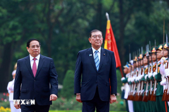 Thủ tướng Phạm Minh Chính và Thủ tướng Nhật Bản Ishiba Shigeru duyệt Đội danh dự Quân đội Nhân dân Việt Nam. (Ảnh: Dương Giang/TTXVN)