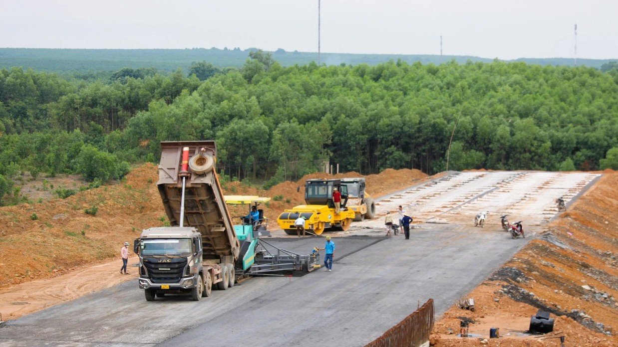 Mở rộng đầu tư công, giảm thiểu rủi ro của khu vực tài chính để hỗ trợ tăng trưởng
