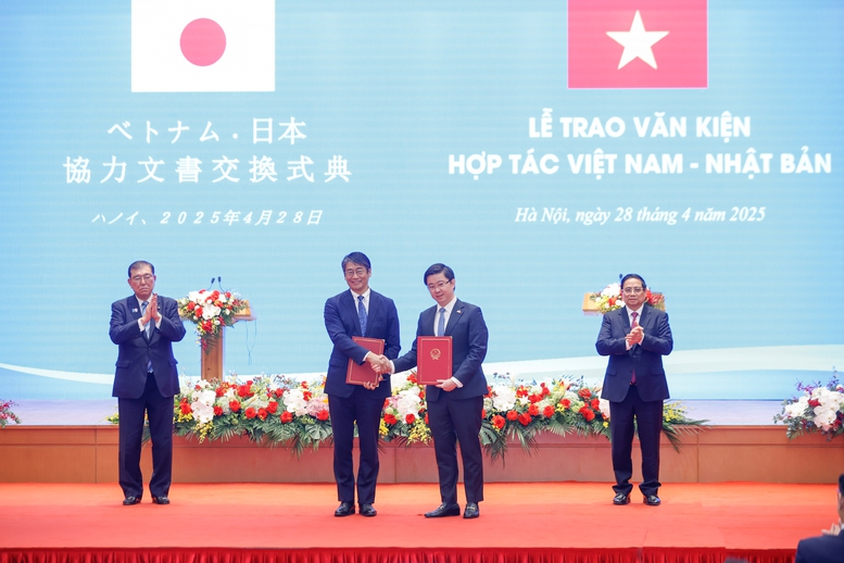 Việt Nam, Nhật Bản trao nhiều văn kiện hợp tác quan trọng- Ảnh 1.