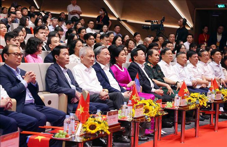 Tổng Bí thư Tô Lâm dự Chương trình nghệ thuật đặc biệt 'Đảng trong mùa Xuân đại thắng'- Ảnh 1.