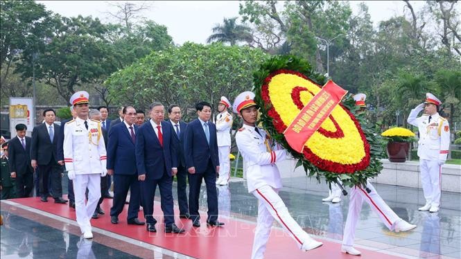 Lãnh đạo Đảng, Nhà nước đặt vòng hoa tưởng niệm các Anh hùng liệt sĩ