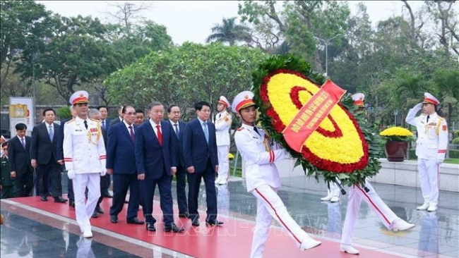 Lãnh đạo Đảng, Nhà nước đặt vòng hoa tưởng niệm các Anh hùng liệt sĩ