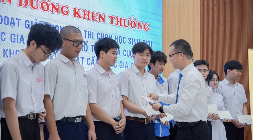 undefined THACO đồng hành cùng học sinh - sinh viên miền Trung