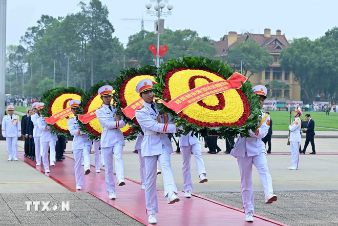 Đoàn đại biểu lãnh đạo, nguyên lãnh đạo Đảng, Nhà nước do Tổng Bí thư Tô Lâm dẫn đầu thành kính tưởng niệm Chủ tịch Hồ Chí Minh. (Ảnh: An Đăng/TTXVN)