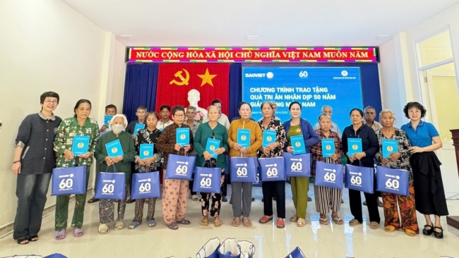 Công đoàn Bộ Tài chính tặng quà gia đình chính sách nhân Kỷ niệm 50 năm Ngày Giải phóng miền Nam