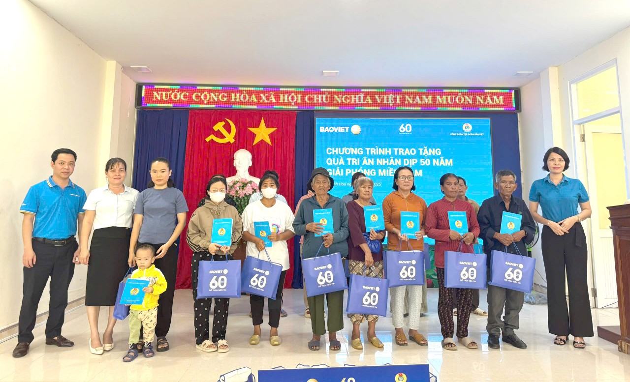 Công đoàn Bộ Tài chính tặng quà các gia đình chính sách nhân Kỷ niệm 50 năm Ngày Giải phóng miền Nam