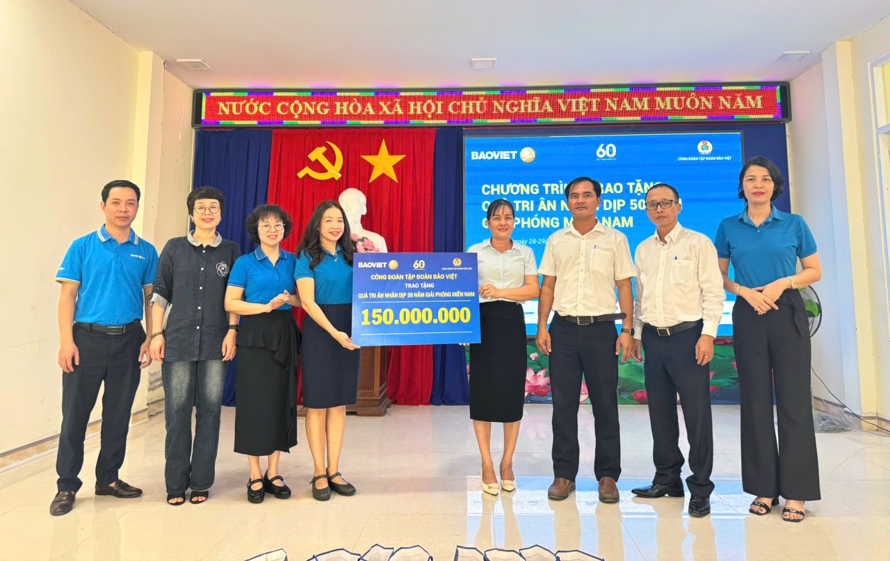 Công đoàn Bộ Tài chính tặng quà các gia đình chính sách nhân Kỷ niệm 50 năm Ngày Giải phóng miền Nam