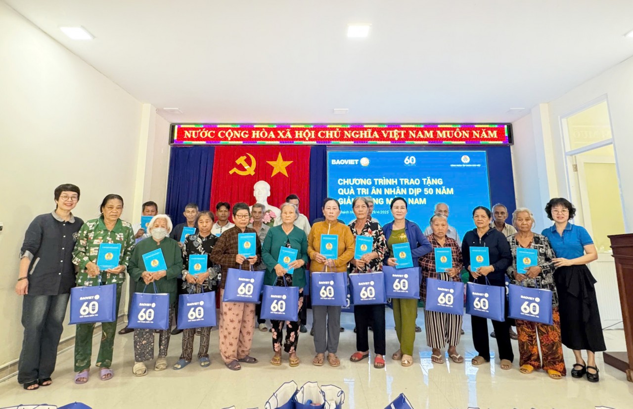 Công đoàn Bộ Tài chính tặng quà các gia đình chính sách nhân Kỷ niệm 50 năm Ngày Giải phóng miền Nam