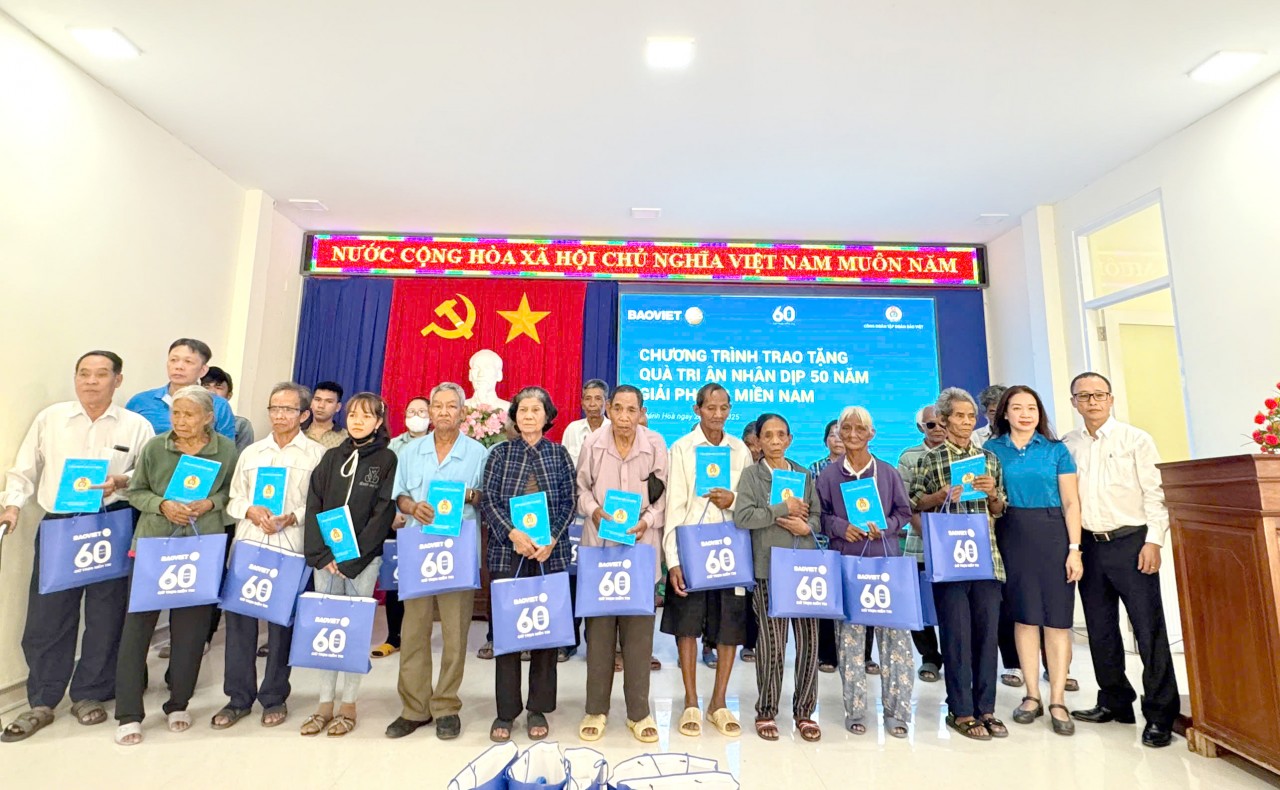 Công đoàn Bộ Tài chính tặng quà các gia đình chính sách nhân Kỷ niệm 50 năm Ngày Giải phóng miền Nam