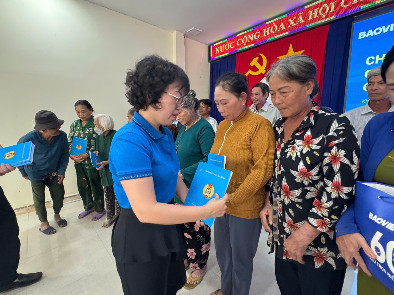 Công đoàn Bộ Tài chính tặng quà các gia đình chính sách nhân Kỷ niệm 50 năm Ngày Giải phóng miền Nam