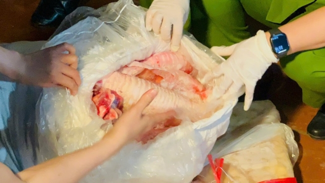 Khám xét 3 kho lạnh, thu giữ hơn 10 tấn nội tạng trâu, bò bẩn