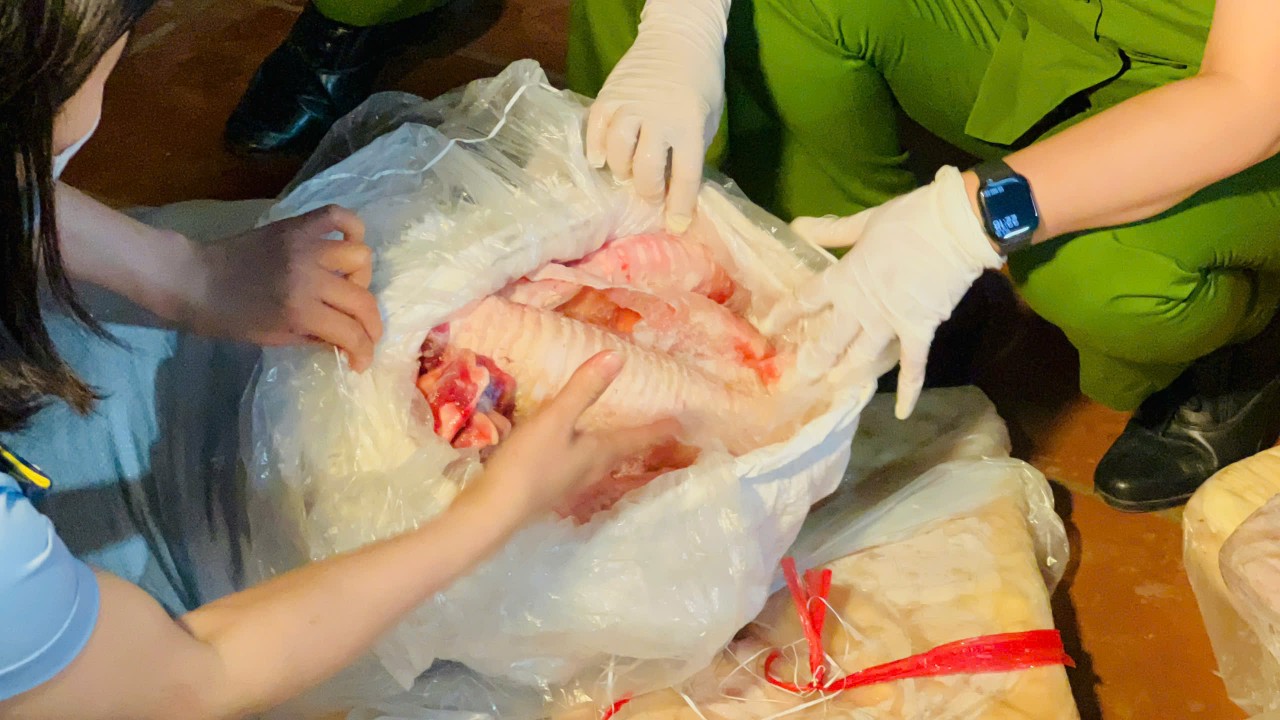 Khám xét 3 kho lạnh, thu giữ hơn 10 tấn nội tạng bò “bẩn” Khám xét 3 kho lạnh, thu giữ hơn 10 tấn nội tạng bò “bẩn”