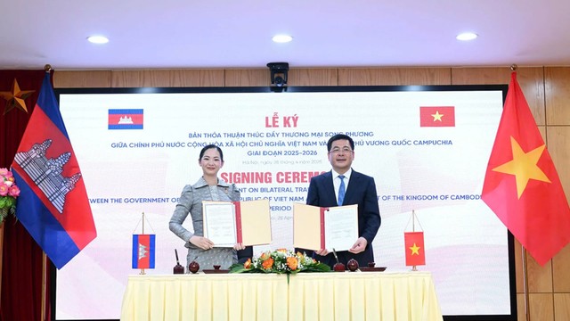 Viet Nam, Cambodia sign new agreement on promoting trade ties