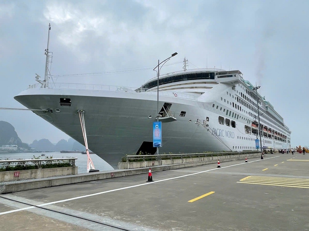 Đoàn tàu biển quốc tế chở gần 1.700 du khách đến Quảng Ninh trong ngày 30/4