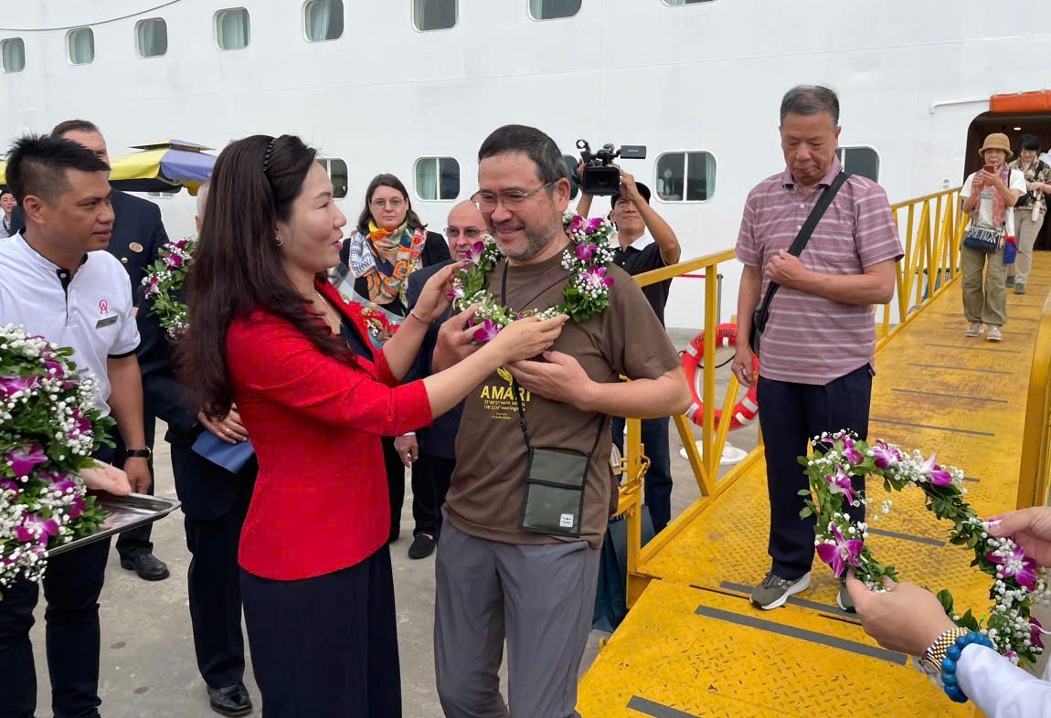 Đoàn tàu biển quốc tế chở gần 1.700 du khách đến Quảng Ninh trong ngày 30/4