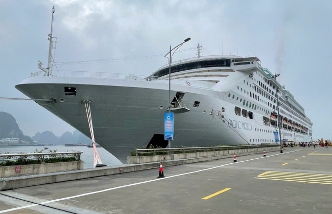 Đoàn tàu biển quốc tế chở gần 1.700 du khách đến Quảng Ninh ngày 30/4