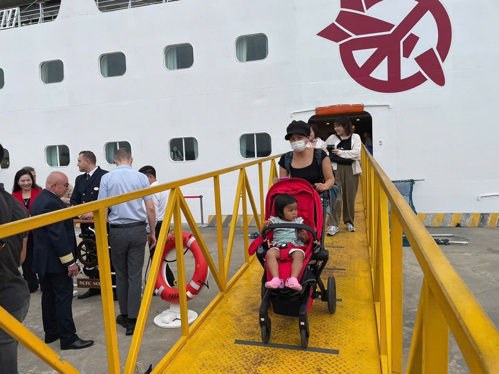 Đoàn tàu biển quốc tế chở gần 1.700 du khách đến Quảng Ninh trong ngày 30/4