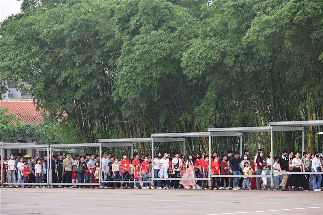 Hà Nội dành hàng trăm nghìn suất quà tặng du khách, nhân dân viếng Lăng Bác Chú thích ảnh