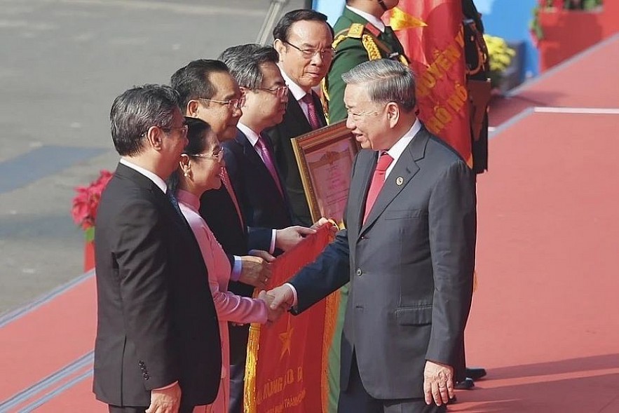 Đại dTổng Bí thư Tô Lâm trao danh hiệu Anh hùng Lao động cho đại diện chính quyền TP. Hồ Chí Minh. Ảnh: Việt Dũng