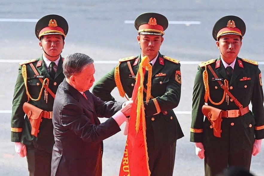 Thay mặt lãnh đạo Đảng, Nhà nước, Tổng Bí thư Tô Lâm trao tặng danh hiệu “Anh hùng Lao động” cho Đảng bộ, Chính quyền và Nhân dân TP. Hồ Chí Minh