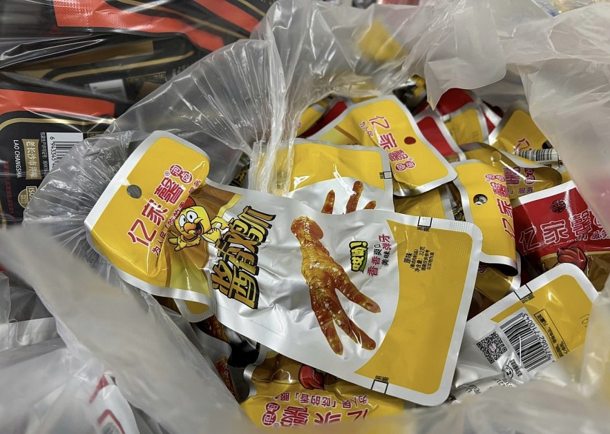 Truy quét đồ ăn nhập lậu bán cho trẻ em tại Hải Dương