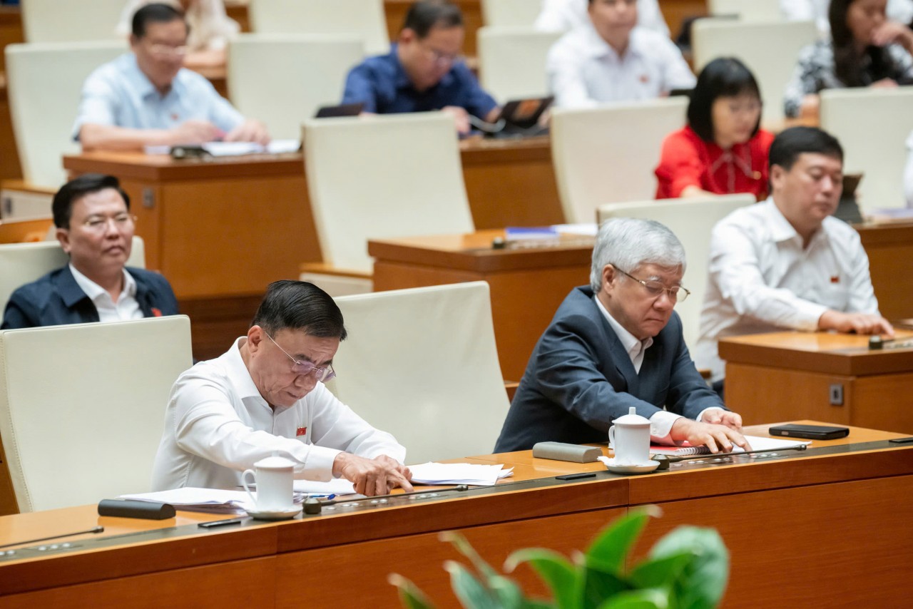 Quốc hội thông qua Nghị quyết về việc sửa đổi Hiến pháp Quốc hội thông qua Nghị quyết về việc sửa đổi Hiến pháp