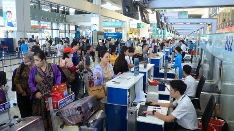 Vietnam sees double-digit growth in air transport during national holiday