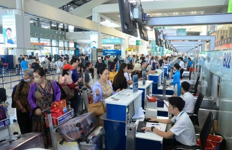 Vietnam sees double-digit growth in air transport during national holiday