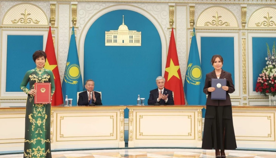 Tổng Bí thư Tô Lâm chứng kiến lễ trao các văn kiện hợp tác Việt Nam - Kazakhstan Tổng Bí thư Tô Lâm chứng kiến lễ trao các văn kiện hợp tác Việt Nam - Kazakhstan