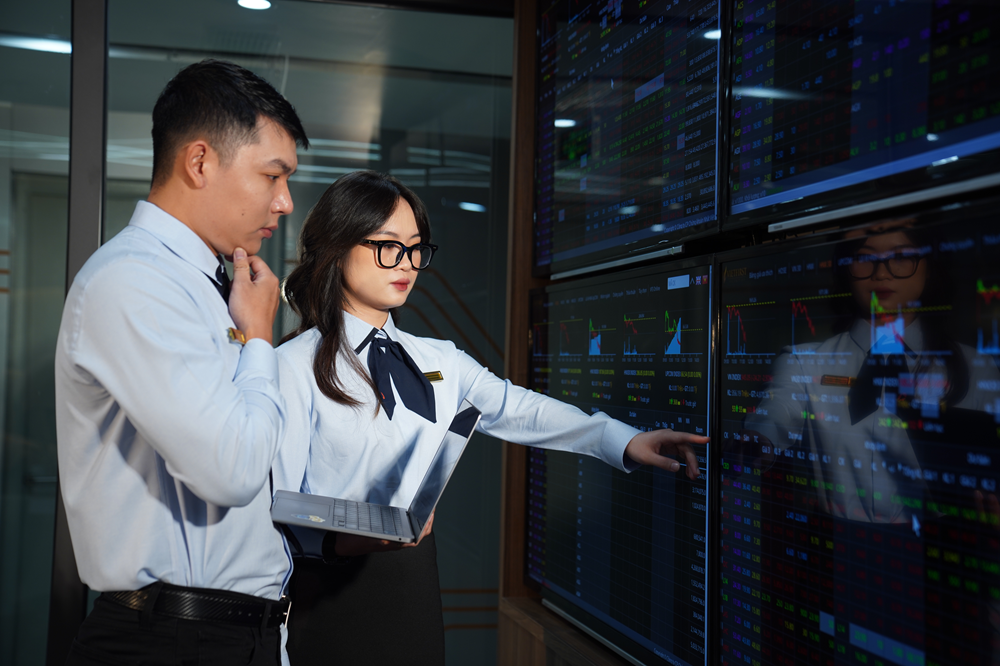 Chứng khoán ngày 07/5: Cổ phiếu bất động sản khởi sắc, VN-Index chinh phục mốc 1.250 điểm