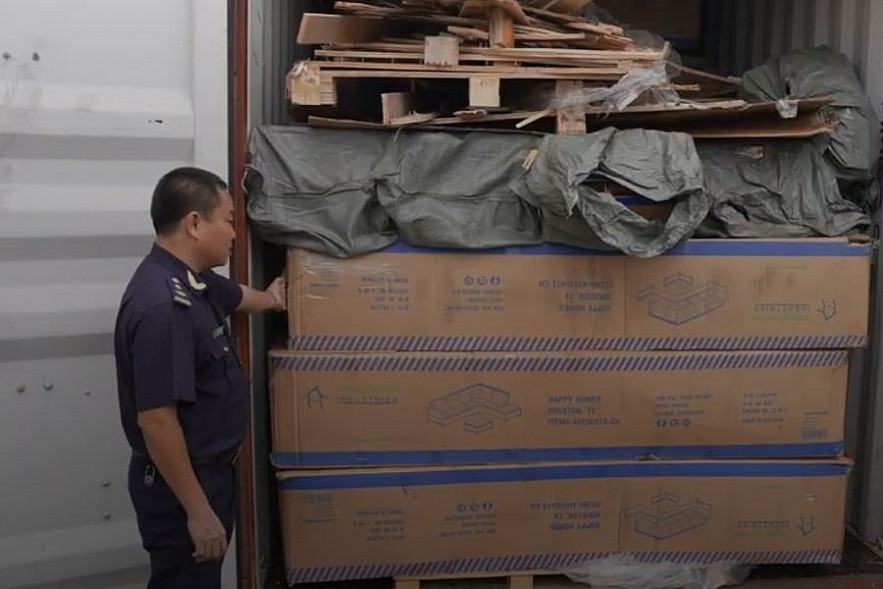 Công chức hải quan kiểm tra thực tế lô hàng xuất khẩu của Công ty An Khang. Ảnh: Việt Dũng Công chức hải quan kiểm tra thực tế lô hàng xuất khẩu của Công ty An Khang. Ảnh: Việt Dũng