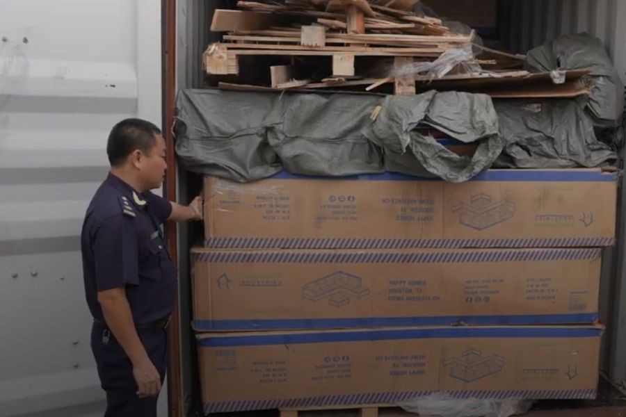 Công chức hải quan kiểm tra thực tế lô hàng xuất khẩu của Công ty An Khang. Ảnh: Việt Dũng