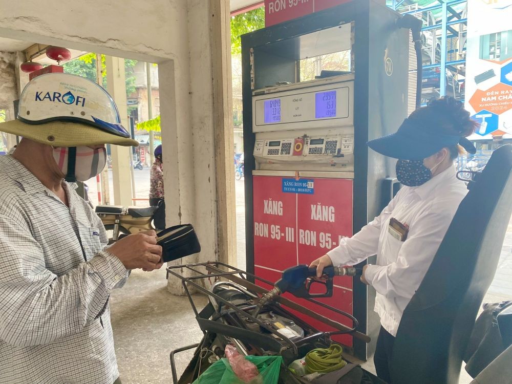 Giá xăng dầu tiếp tục giảm mạnh