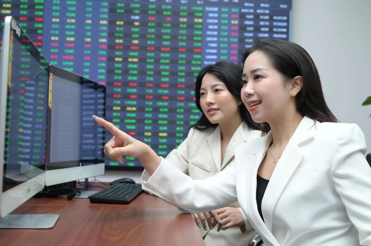 Chứng khoán ngày 13/5: Khối ngoại mua ròng ấn tượng, VN-Index nối dài chuỗi tăng điểm Chứng khoán ngày 18/7: Rung lắc xuất hiện nhưng khó “cản bước” VN-Index tiến về đỉnh lịch sử