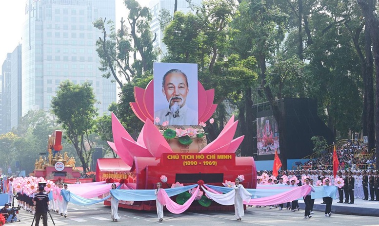 BÁC VẪN CÙNG CHÚNG CHÁU HÀNH QUÂN- Ảnh 1. BÁC VẪN CÙNG CHÚNG CHÁU HÀNH QUÂN- Ảnh 1.