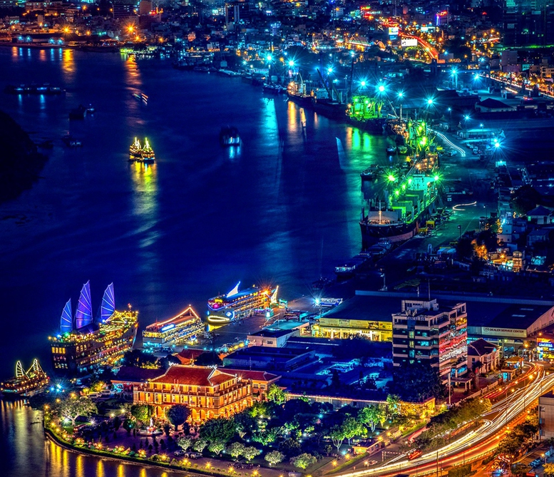 BÁC VẪN CÙNG CHÚNG CHÁU HÀNH QUÂN- Ảnh 3. BÁC VẪN CÙNG CHÚNG CHÁU HÀNH QUÂN- Ảnh 3.