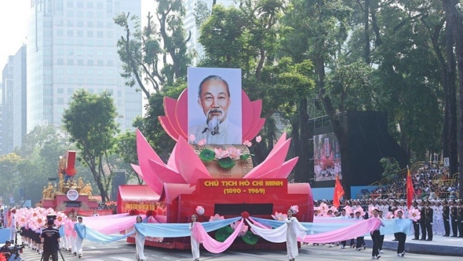 Bác vẫn cùng chúng cháu hành quân