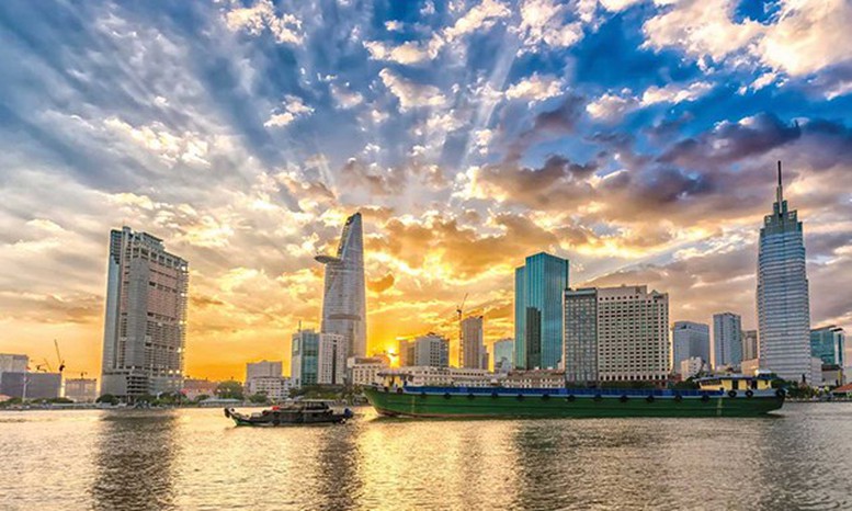 BÁC VẪN CÙNG CHÚNG CHÁU HÀNH QUÂN- Ảnh 4. BÁC VẪN CÙNG CHÚNG CHÁU HÀNH QUÂN- Ảnh 4.