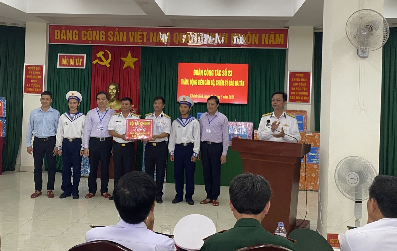 Đoàn công tác của Bộ Tài chính thăm, động viên các chiến sỹ quần đảo Trường Sa Đoàn công tác của Bộ Tài chính thăm, động viên các chiến sỹ quần đảo Trường Sa