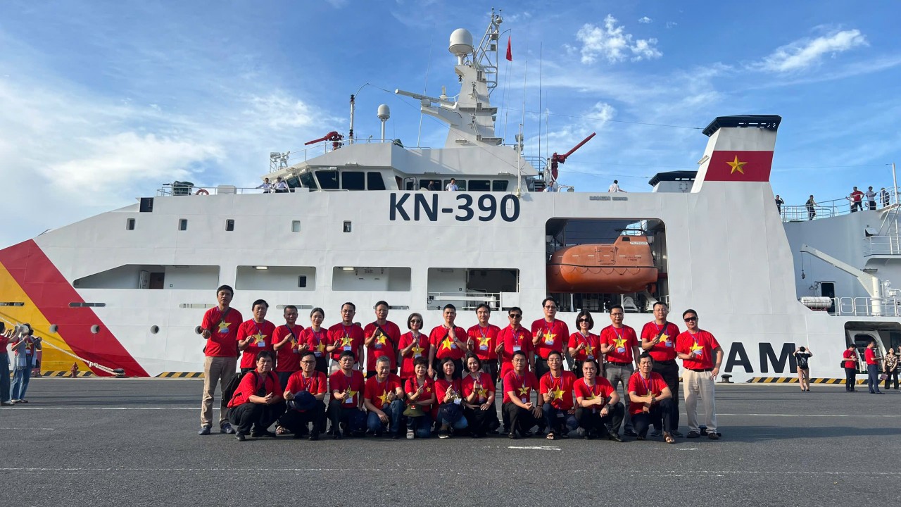 Đoàn công tác của Bộ Tài chính thăm, động viên các chiến sỹ quần đảo Trường Sa Đoàn công tác của Bộ Tài chính thăm, động viên các chiến sỹ quần đảo Trường Sa