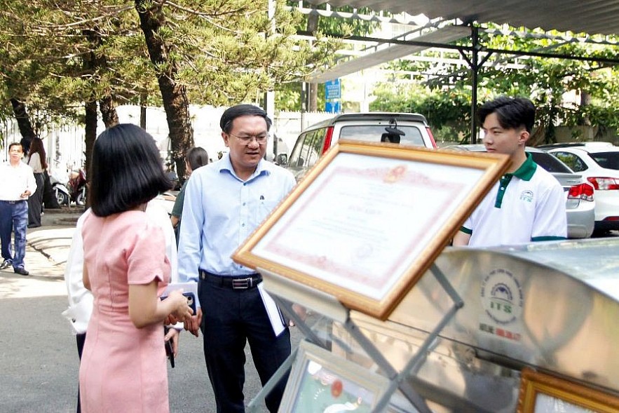 Giám đốc Sở Khoa học và Công nghệ TP. Hồ Chí Minh Lâm Đình Thắng trao đổi với một startup. Ảnh: Việt Dũng